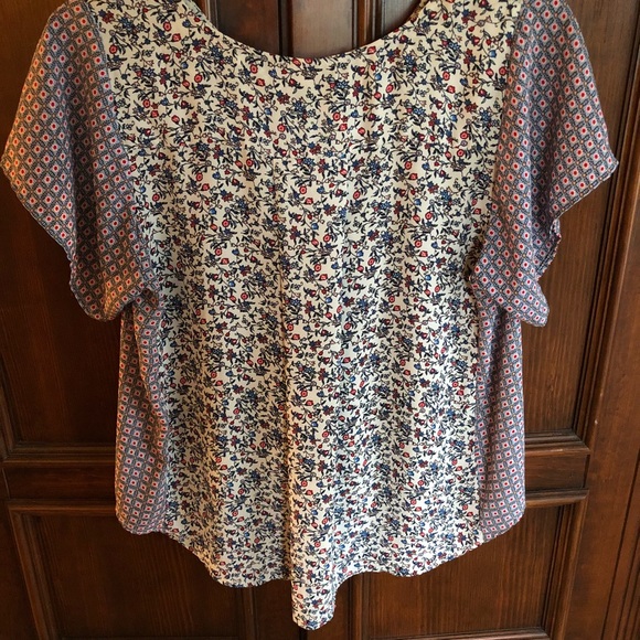 Flowy Patterned Blouse - Picture 2 of 4